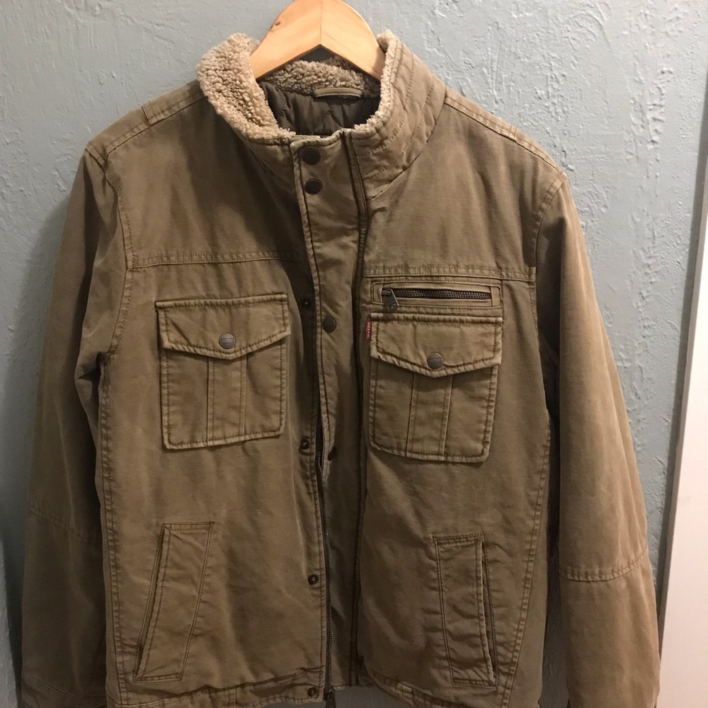 Men’s Medium Levi’s Sherpa jacket. Khaki color in great condition.